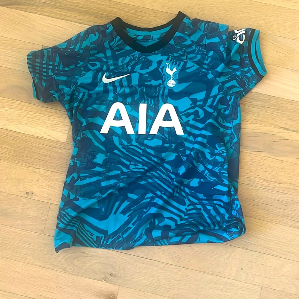 Tottenham Hotspur's Harry Kane jersey. Kids small Spurs